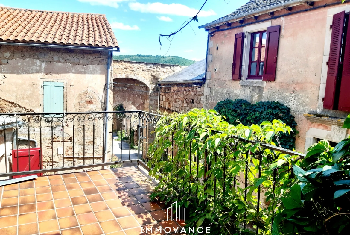 Maison de village en pierre avec vue sur la vallée à Montjaux 