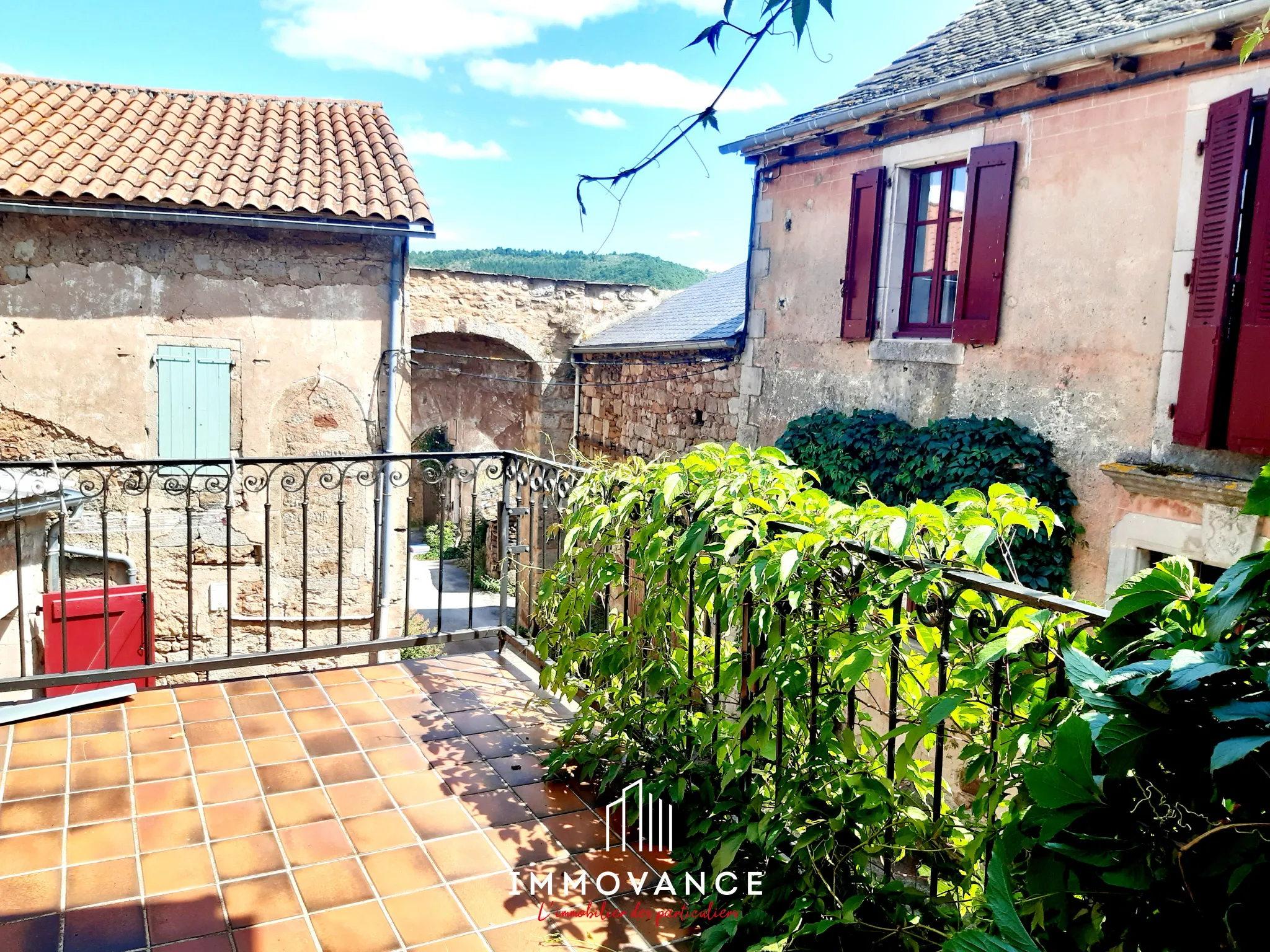 Maison de village en pierre avec vue sur la vallée à Montjaux 