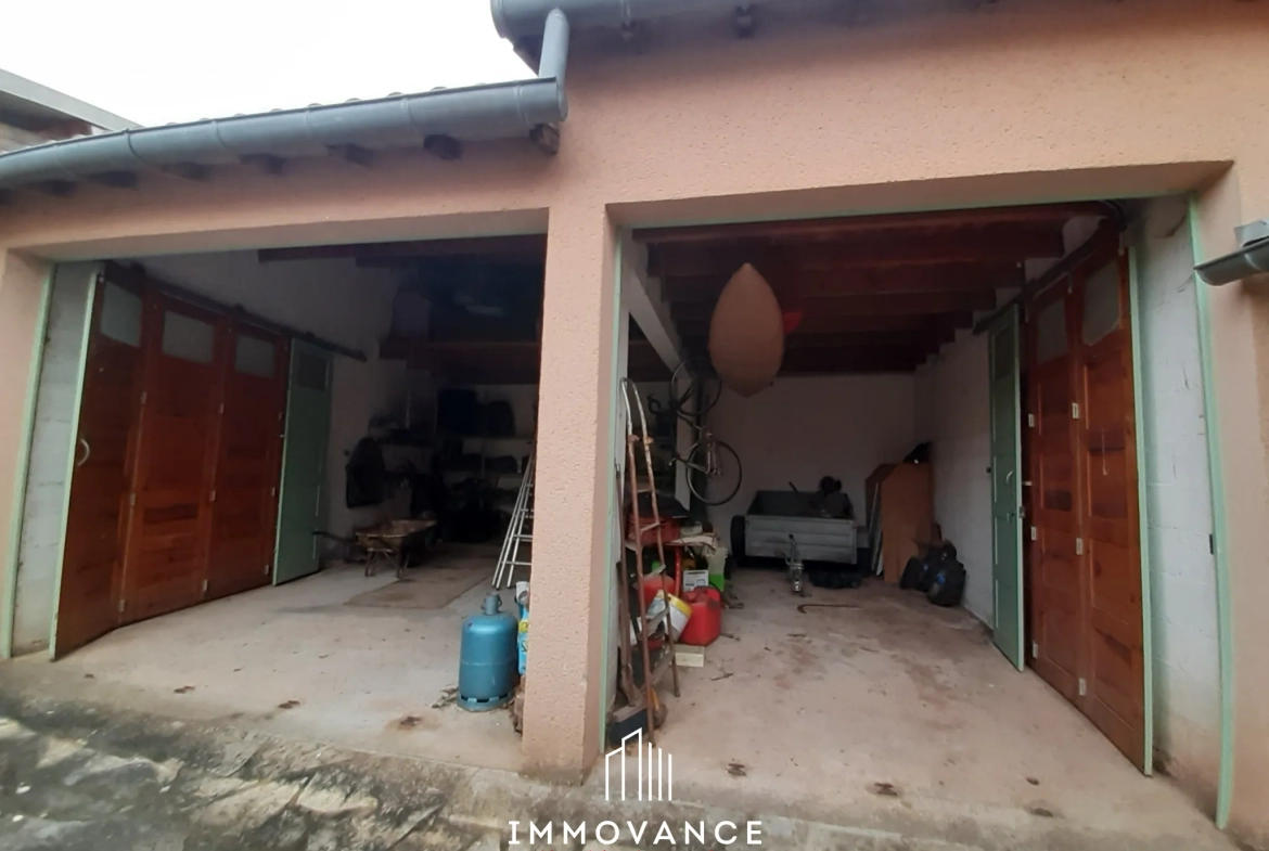 Maison de village en pierre avec vue sur la vallée à Montjaux 