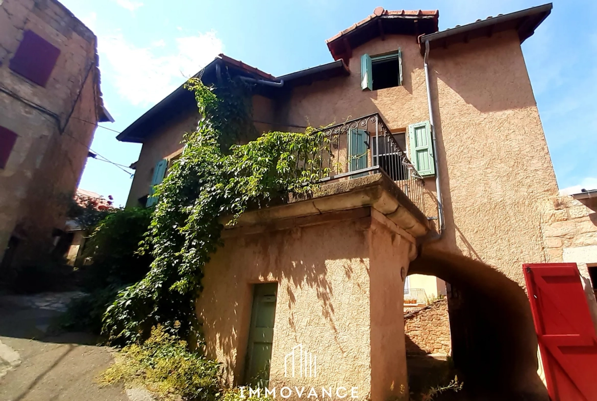 Maison de village en pierre avec vue sur la vallée à Montjaux 