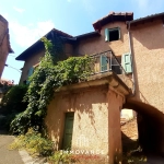 Maison de village en pierre avec vue sur la vallée à Montjaux