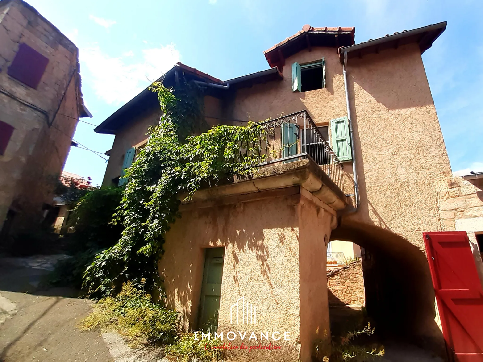 Maison de village en pierre avec vue sur la vallée à Montjaux 