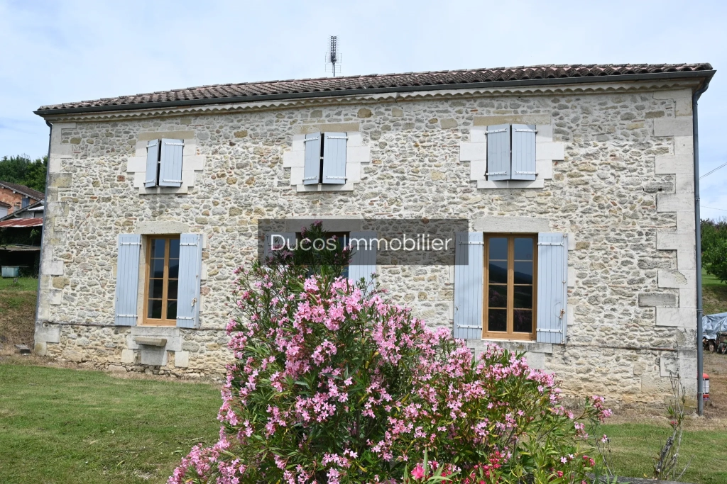 Magnifique Maison en Pierre avec Piscine à Lamothe Landerron