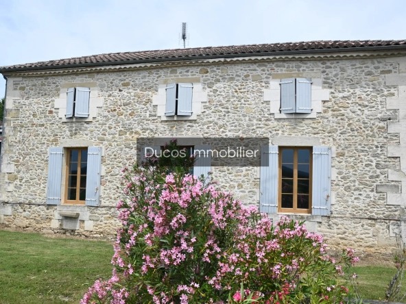 Magnifique Maison en Pierre avec Piscine à Lamothe Landerron