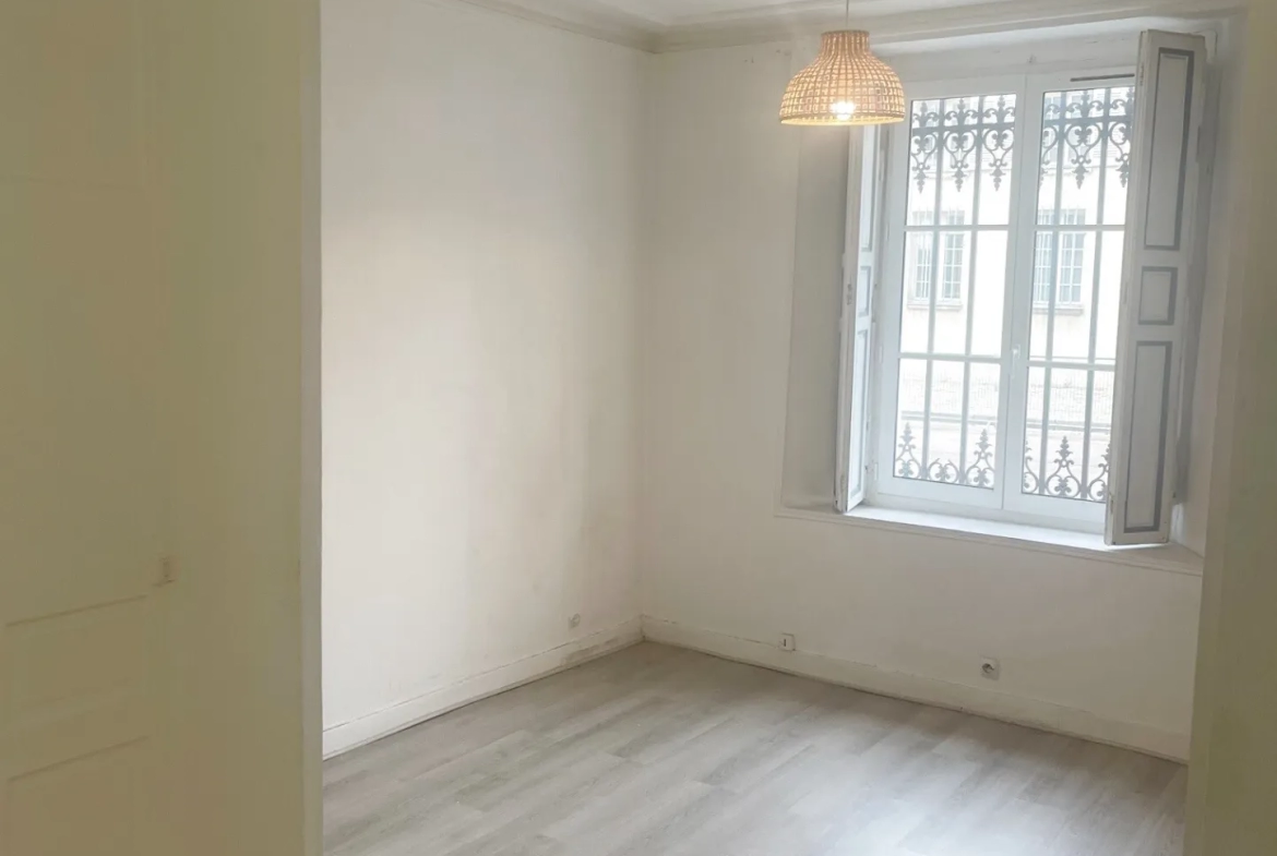 Investment Opportunity: Charming Studio Apartment in Saint-Louis Neighborhood, Versailles 