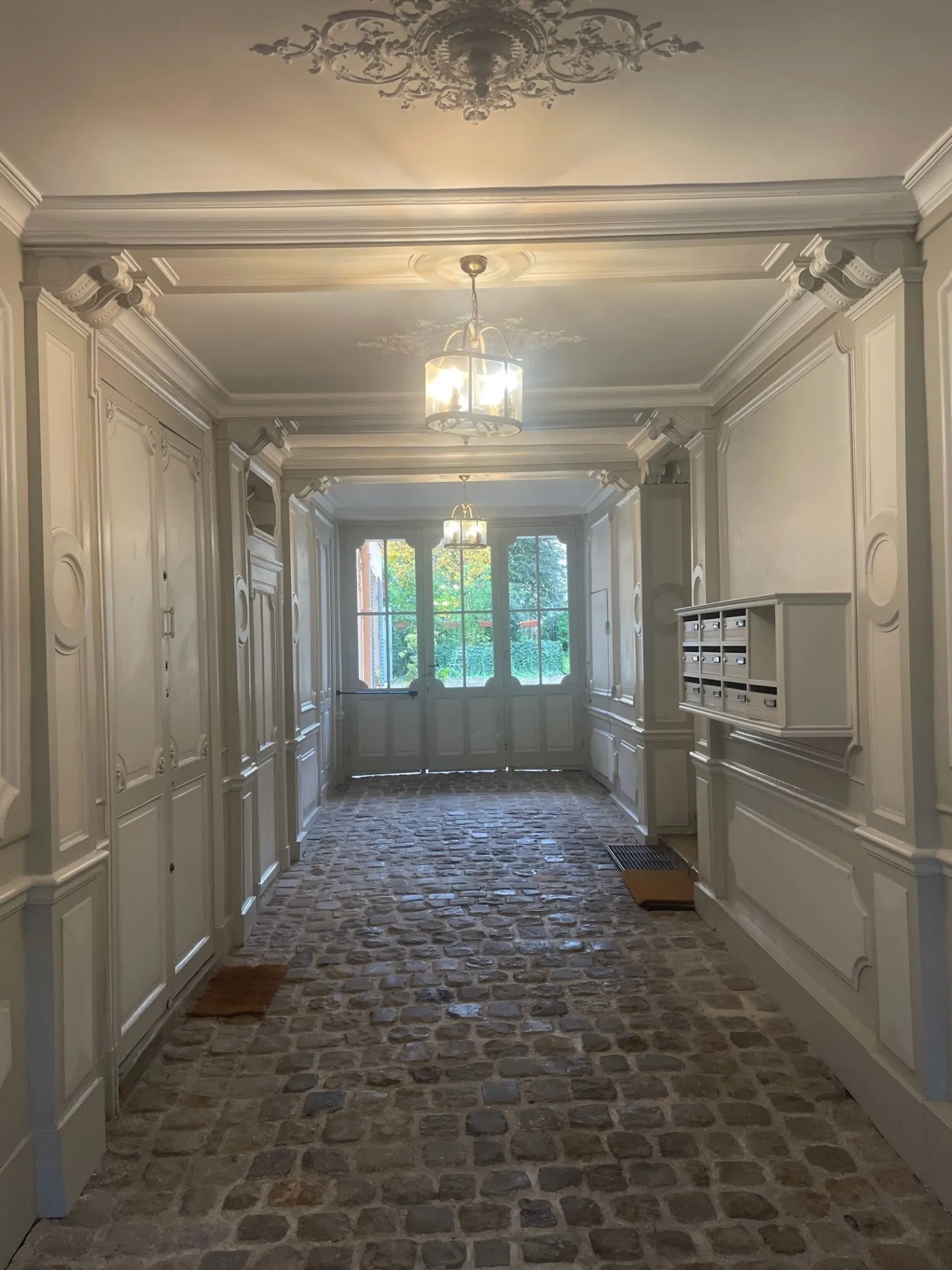 Investment Opportunity: Charming Studio Apartment in Saint-Louis Neighborhood, Versailles 