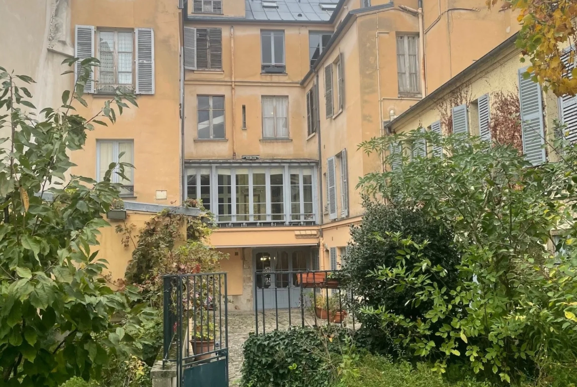 Investment Opportunity: Charming Studio Apartment in Saint-Louis Neighborhood, Versailles 