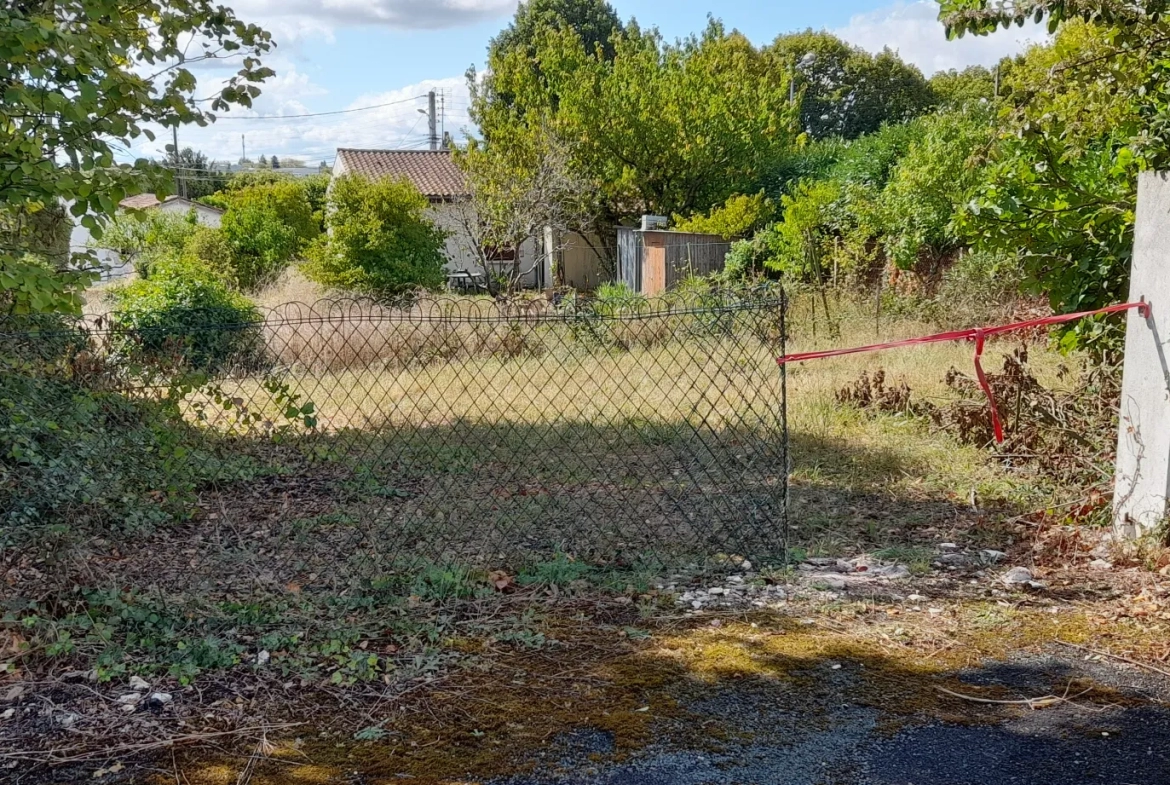 Terrain à bâtir rive gauche hors lotissement à Saintes 