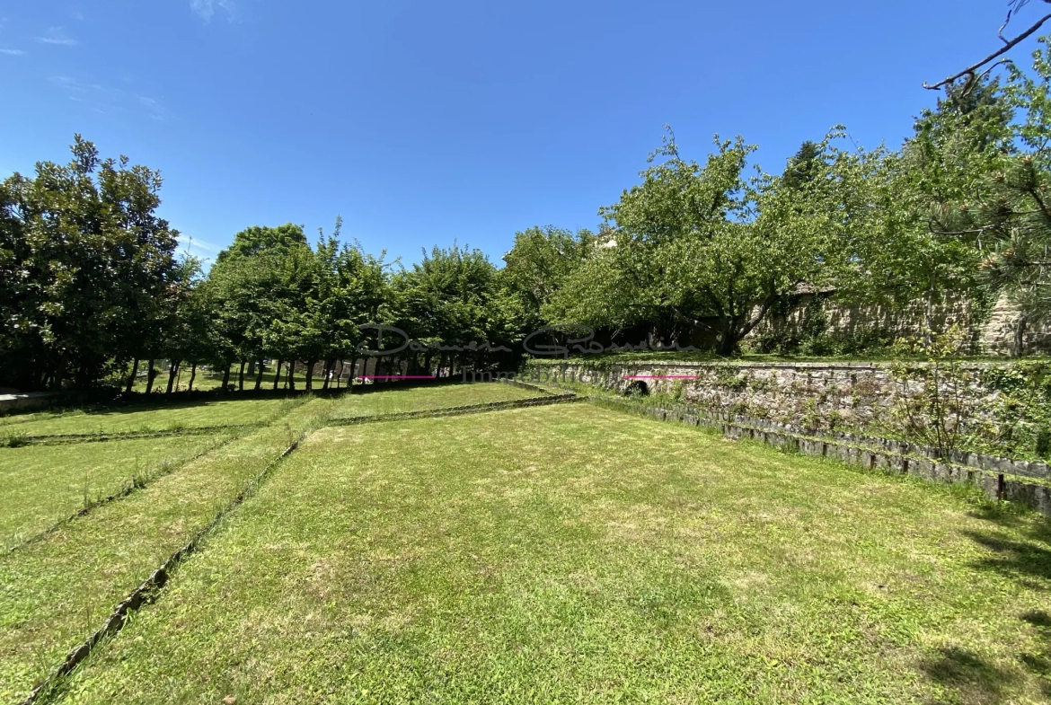 Maison en pierre avec 2 chambres sur 3100 m2 de terrain 