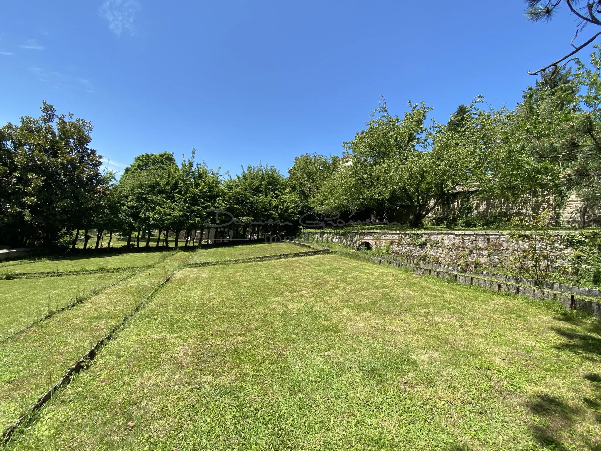 Maison en pierre avec 2 chambres sur 3100 m2 de terrain 