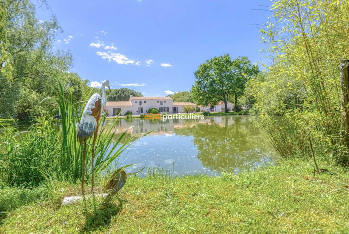 Propriété de luxe avec piscine et jardin à Bouaye 