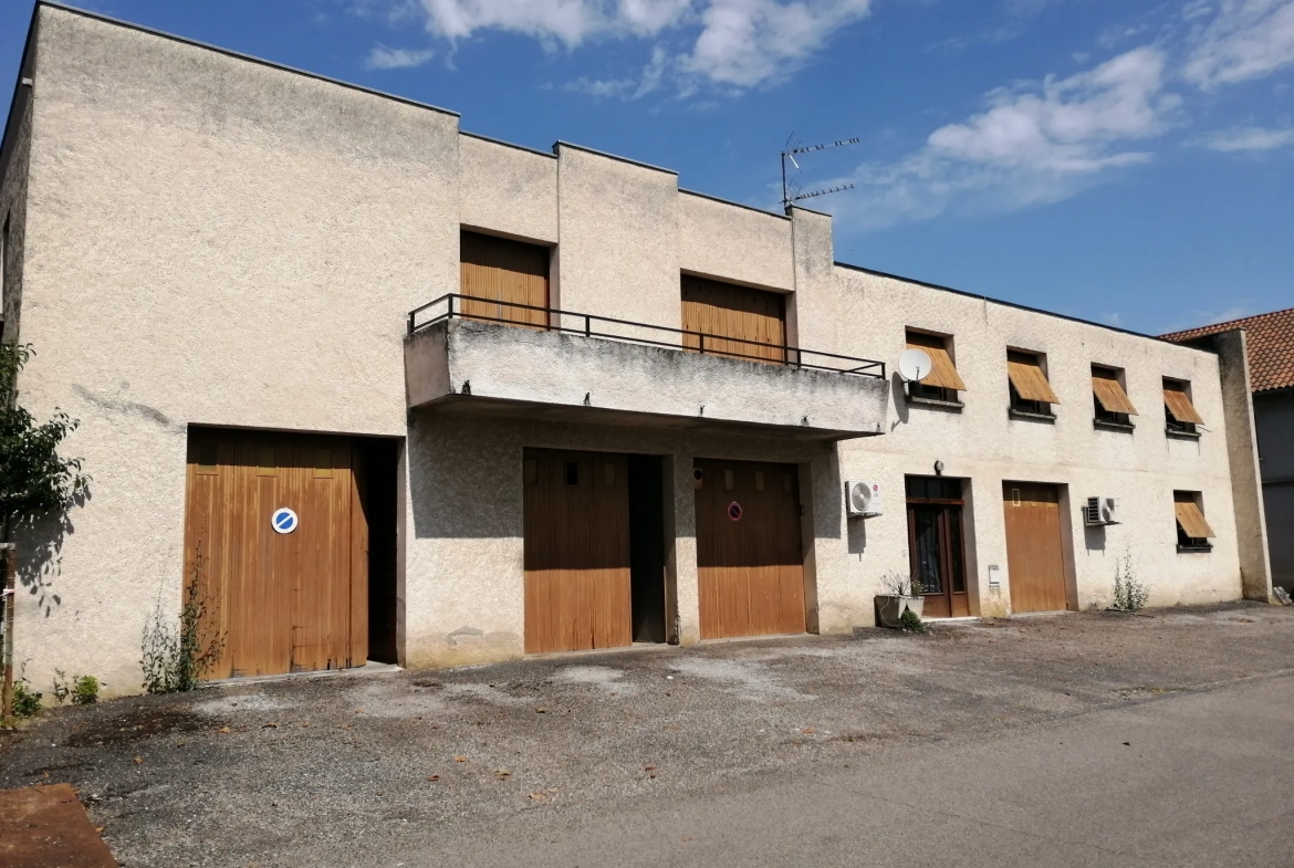 Immeuble à Biars-sur-Cère avec Locaux Commerciaux et Appartements 