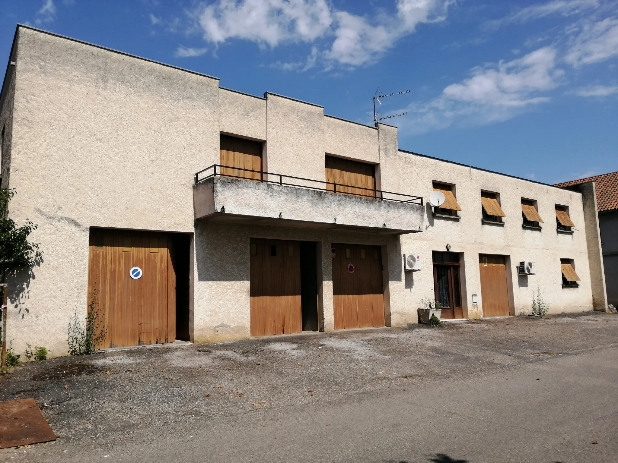 Immeuble à Biars-sur-Cère avec Locaux Commerciaux et Appartements 