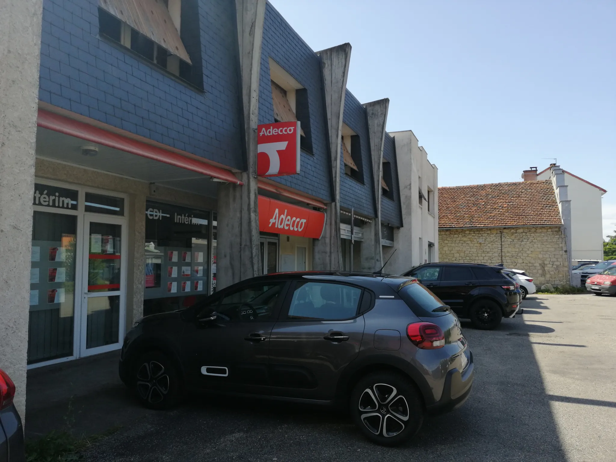 Immeuble à Biars-sur-Cère avec Locaux Commerciaux et Appartements 