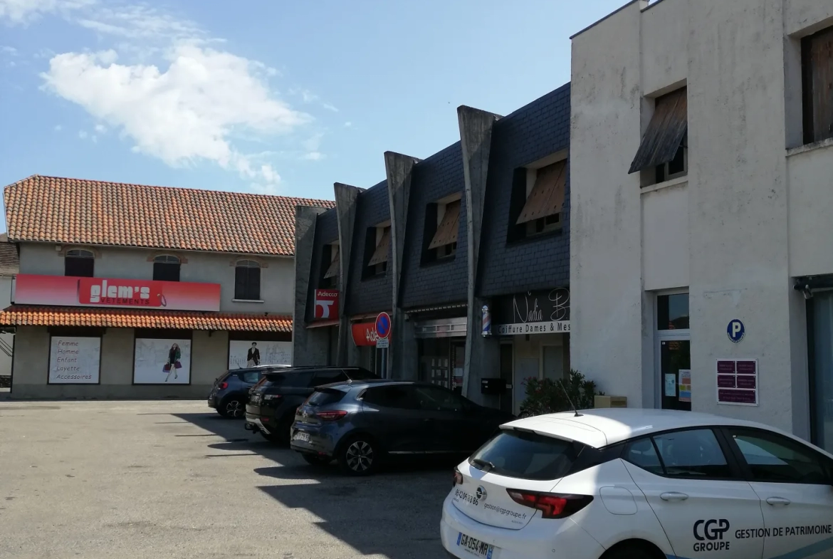 Immeuble à Biars-sur-Cère avec Locaux Commerciaux et Appartements 