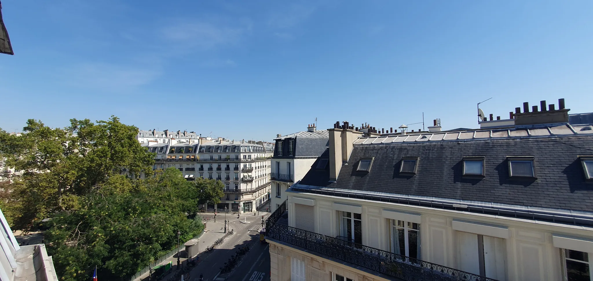 Charmante Chambre de Service à Paris 9ème - Vue Dégagee sur les Toits 