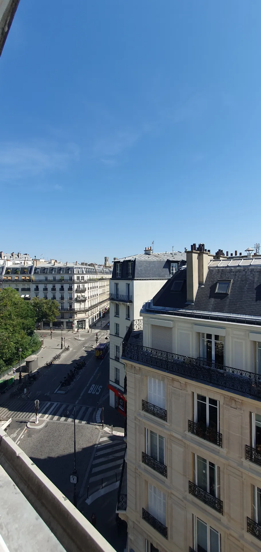 Charmante Chambre de Service à Paris 9ème - Vue Dégagee sur les Toits 