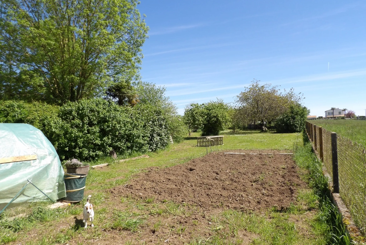 Maison à rénover avec 3 chambres et jardin à St Savinien 