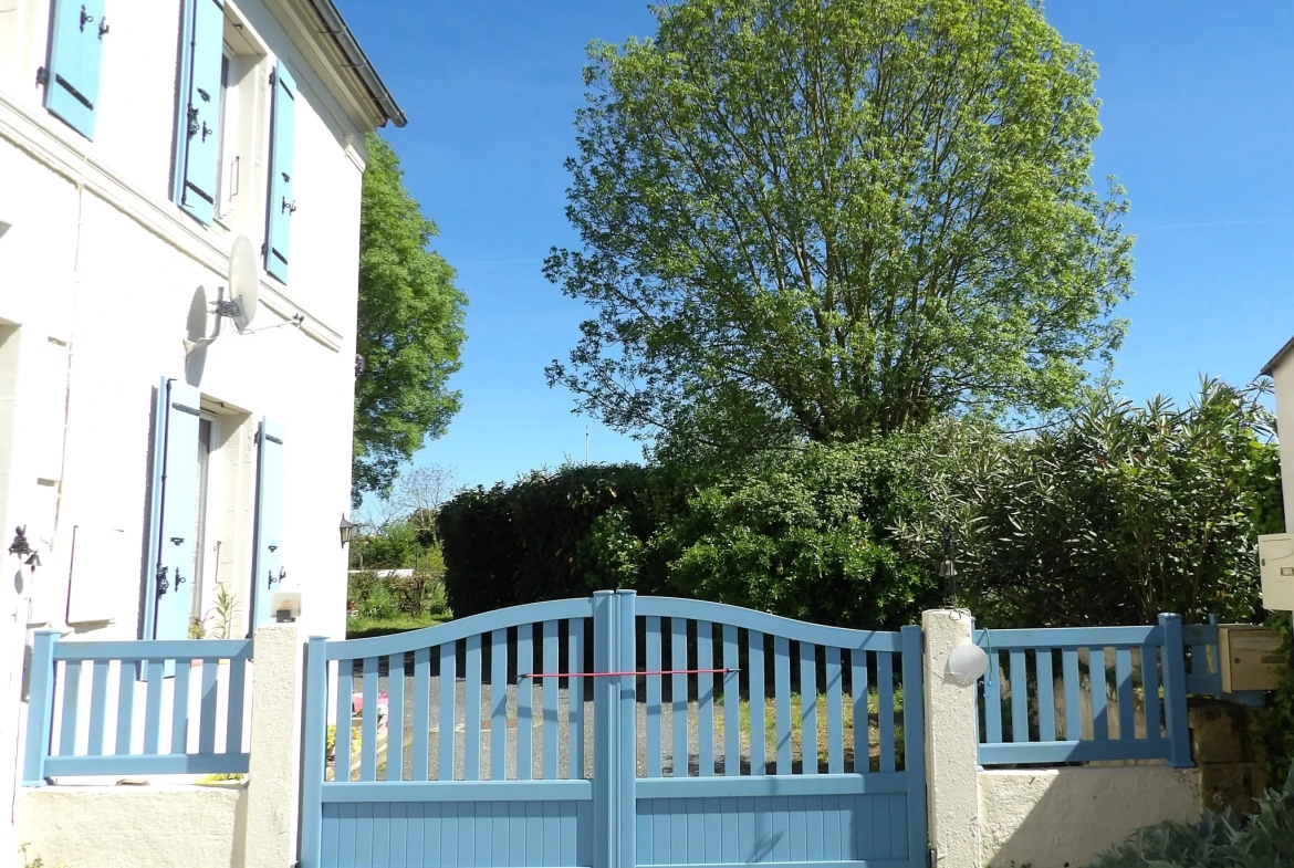 Maison à rénover avec 3 chambres et jardin à St Savinien 