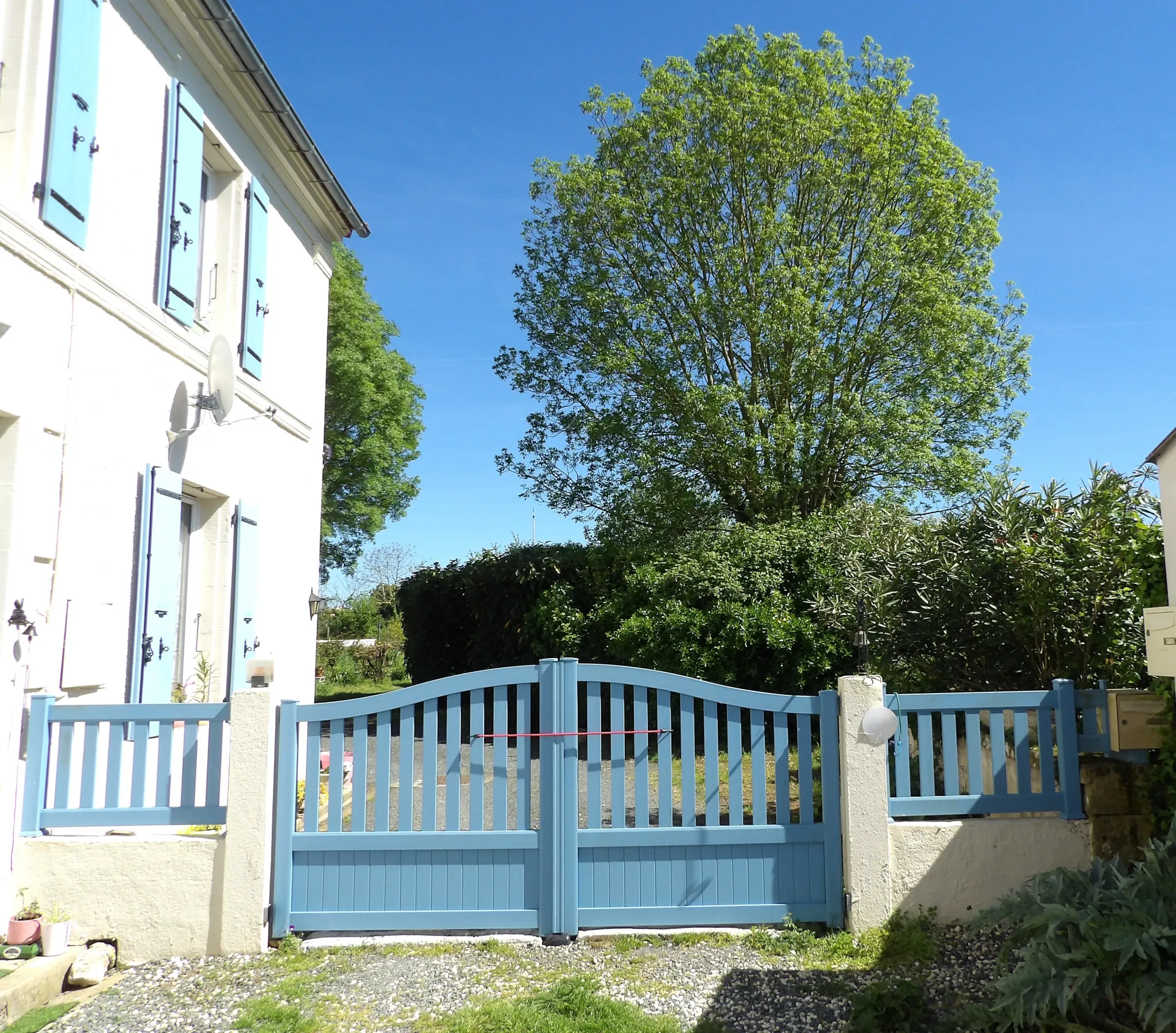 Maison à rénover avec 3 chambres et jardin à St Savinien 