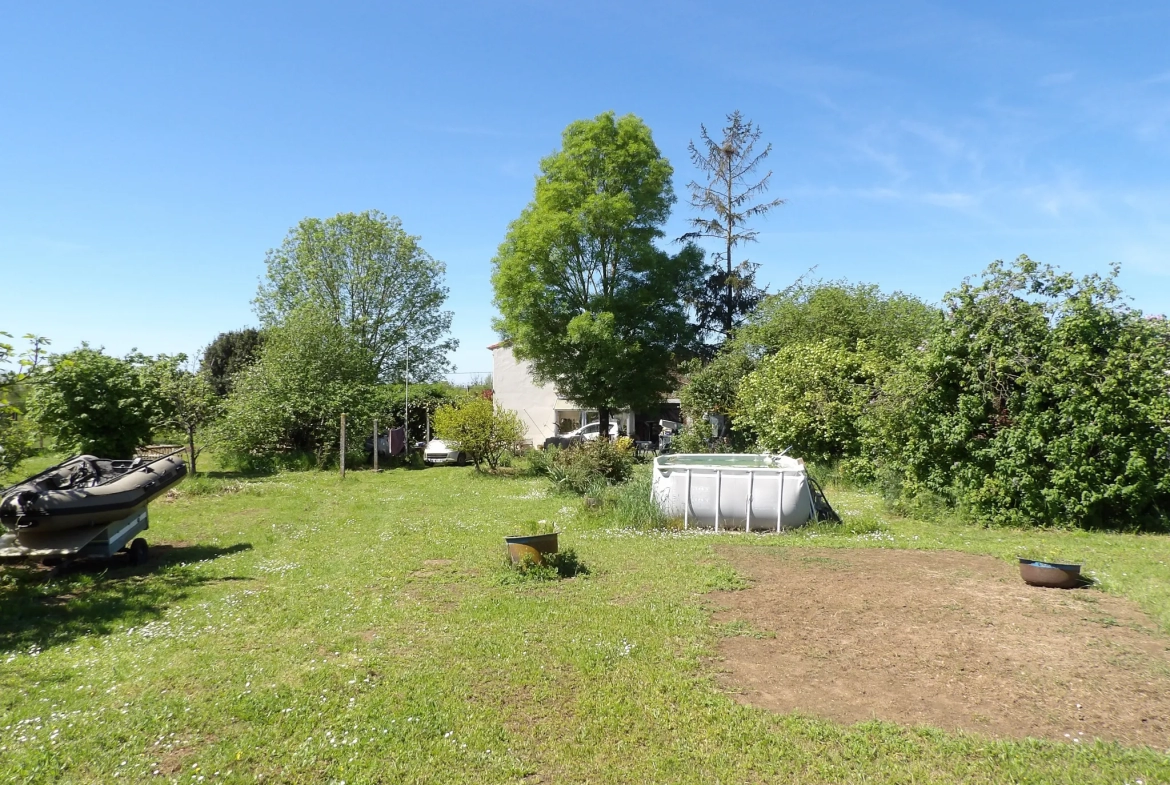 Maison à rénover avec 3 chambres et jardin à St Savinien 