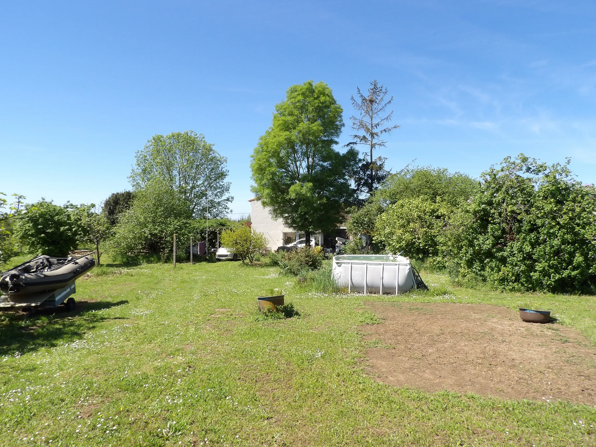 Maison à rénover avec 3 chambres et jardin à St Savinien 