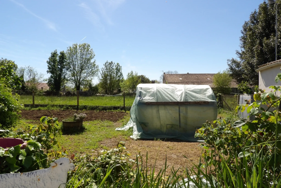 Maison à rénover avec 3 chambres et jardin à St Savinien 