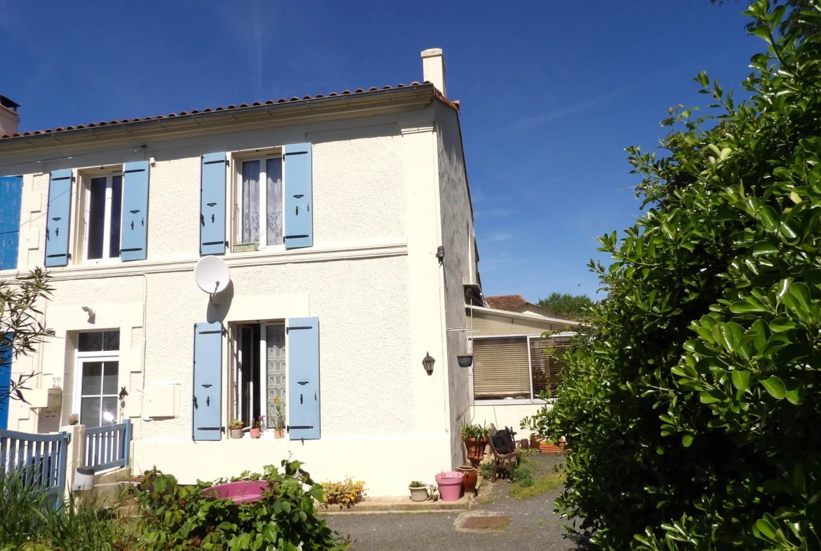 Maison à rénover avec 3 chambres et jardin à St Savinien 