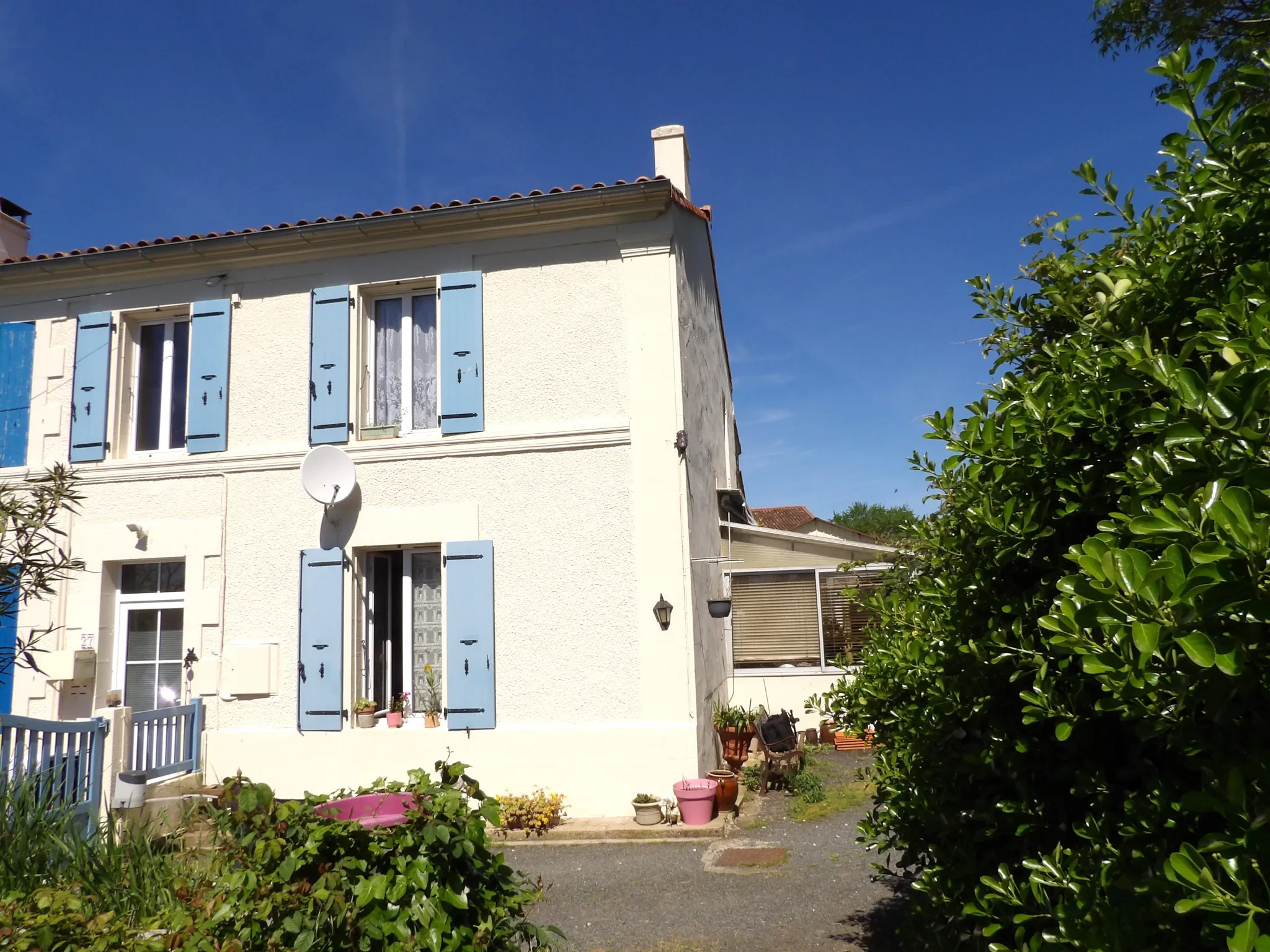 Maison à rénover avec 3 chambres et jardin à St Savinien 