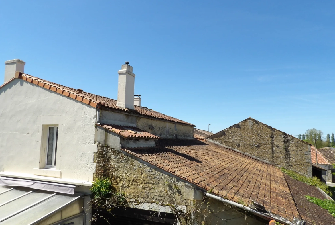 Maison à rénover avec 3 chambres et jardin à St Savinien 