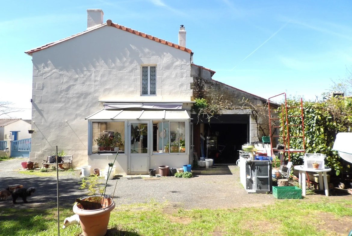 Maison à rénover avec 3 chambres et jardin à St Savinien 