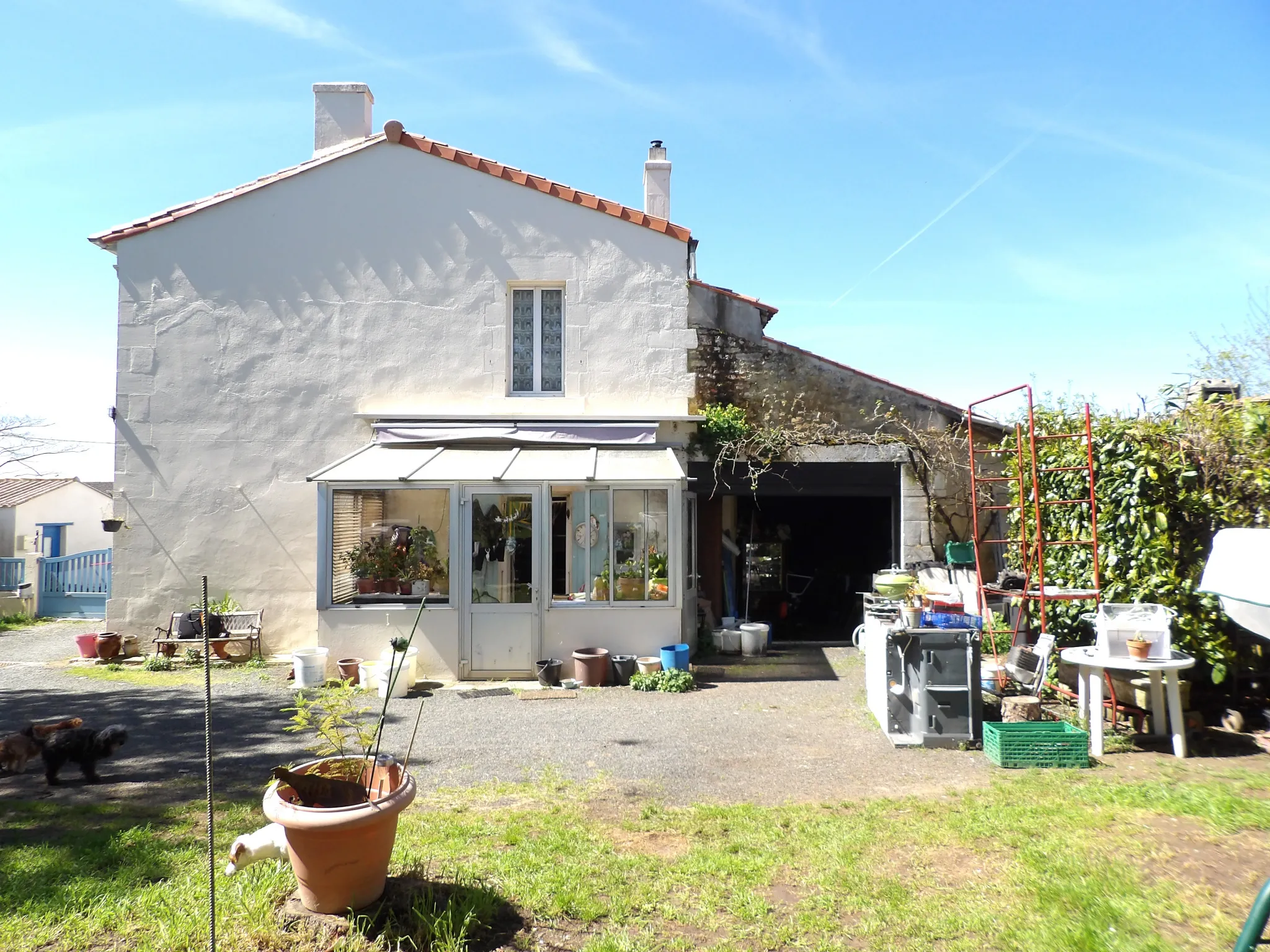 Maison à rénover avec 3 chambres et jardin à St Savinien 