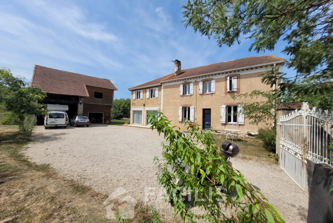 Grande Maison avec 5 Chambres à Vic en Bigorre 