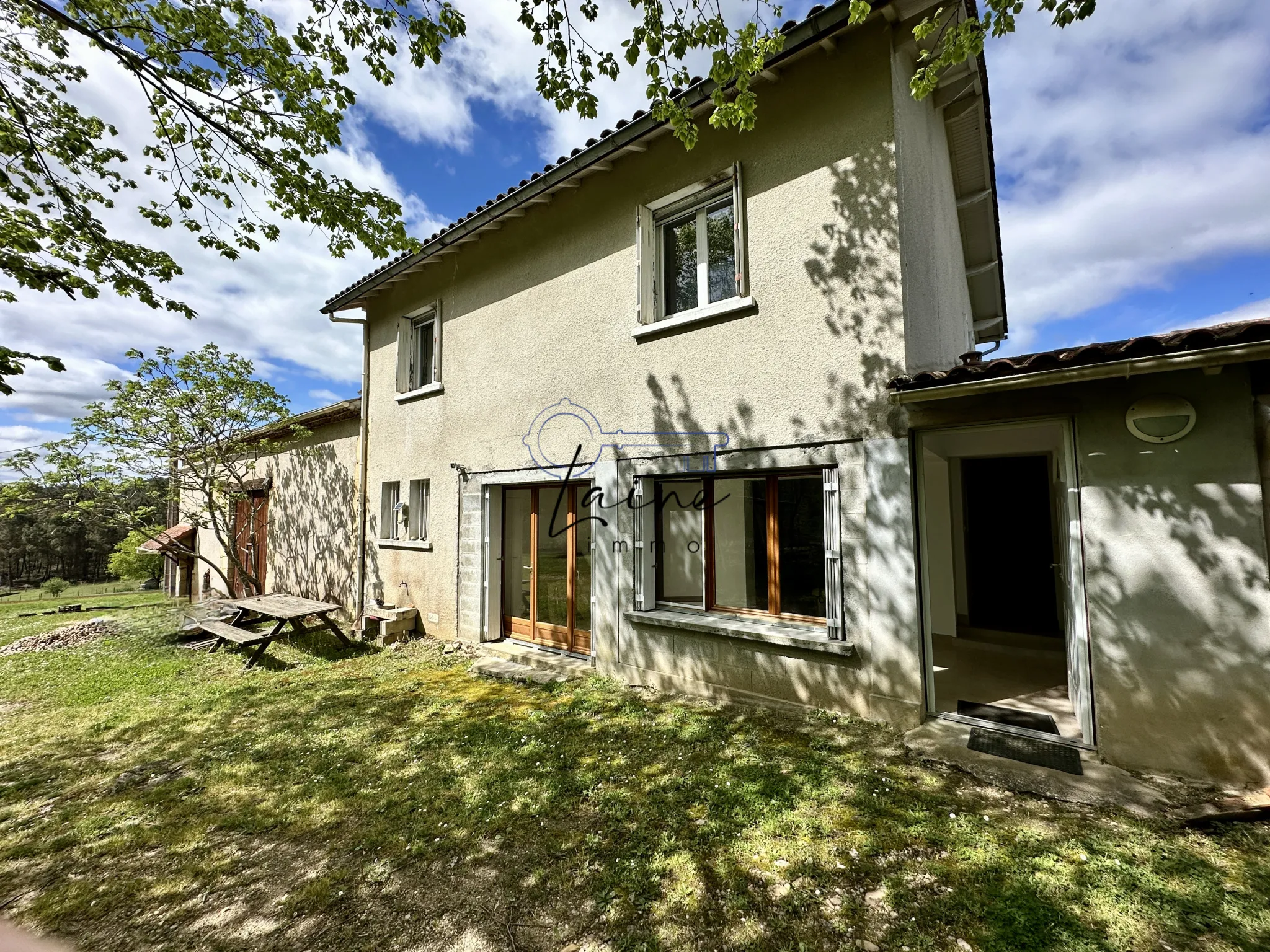 Charmante ferme avec 3 Chambres, Cuisine Ouverte et Vastes Espaces à Bergerac 24100 