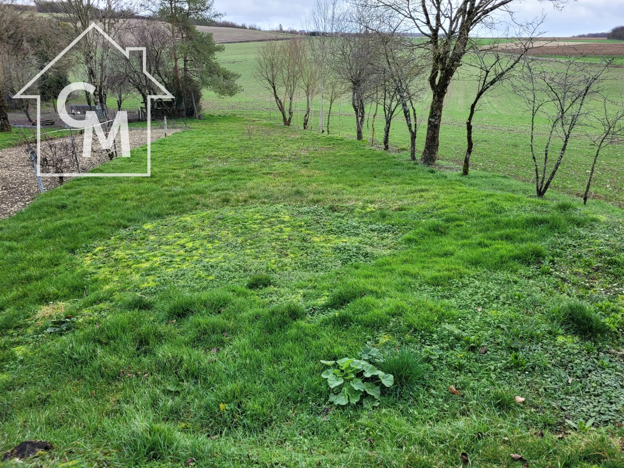 Maison F2 avec jardin et dépendances à Montigny 