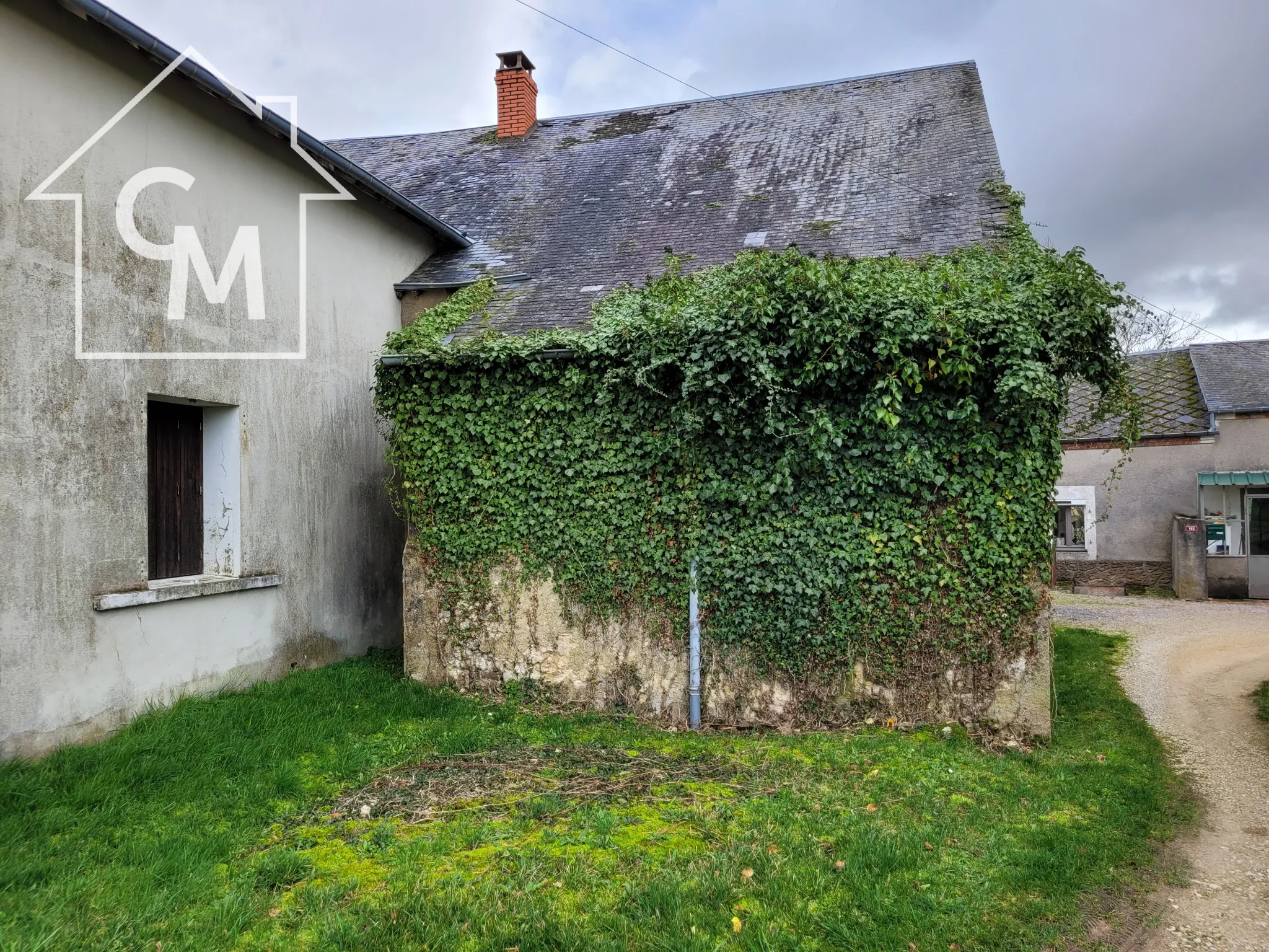 Maison F2 avec jardin et dépendances à Montigny 