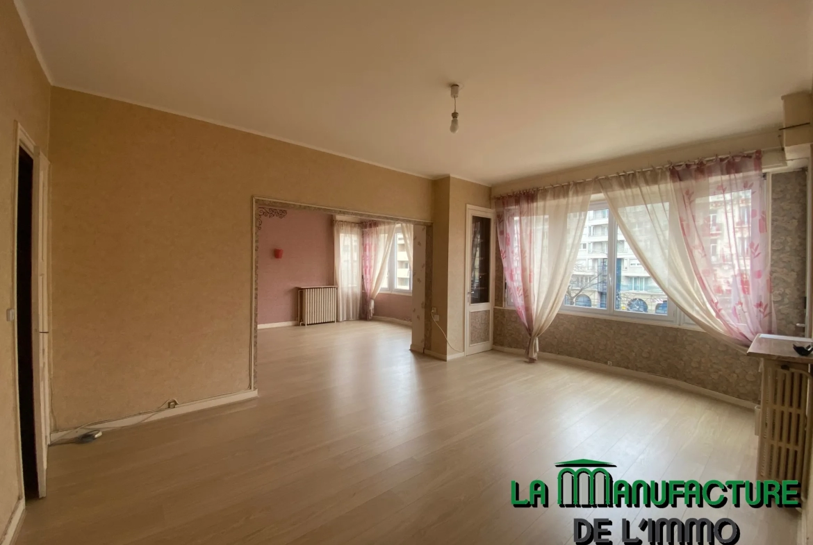 Appartement F6 avec Vue sur Place Fourneyron - Saint-Étienne 