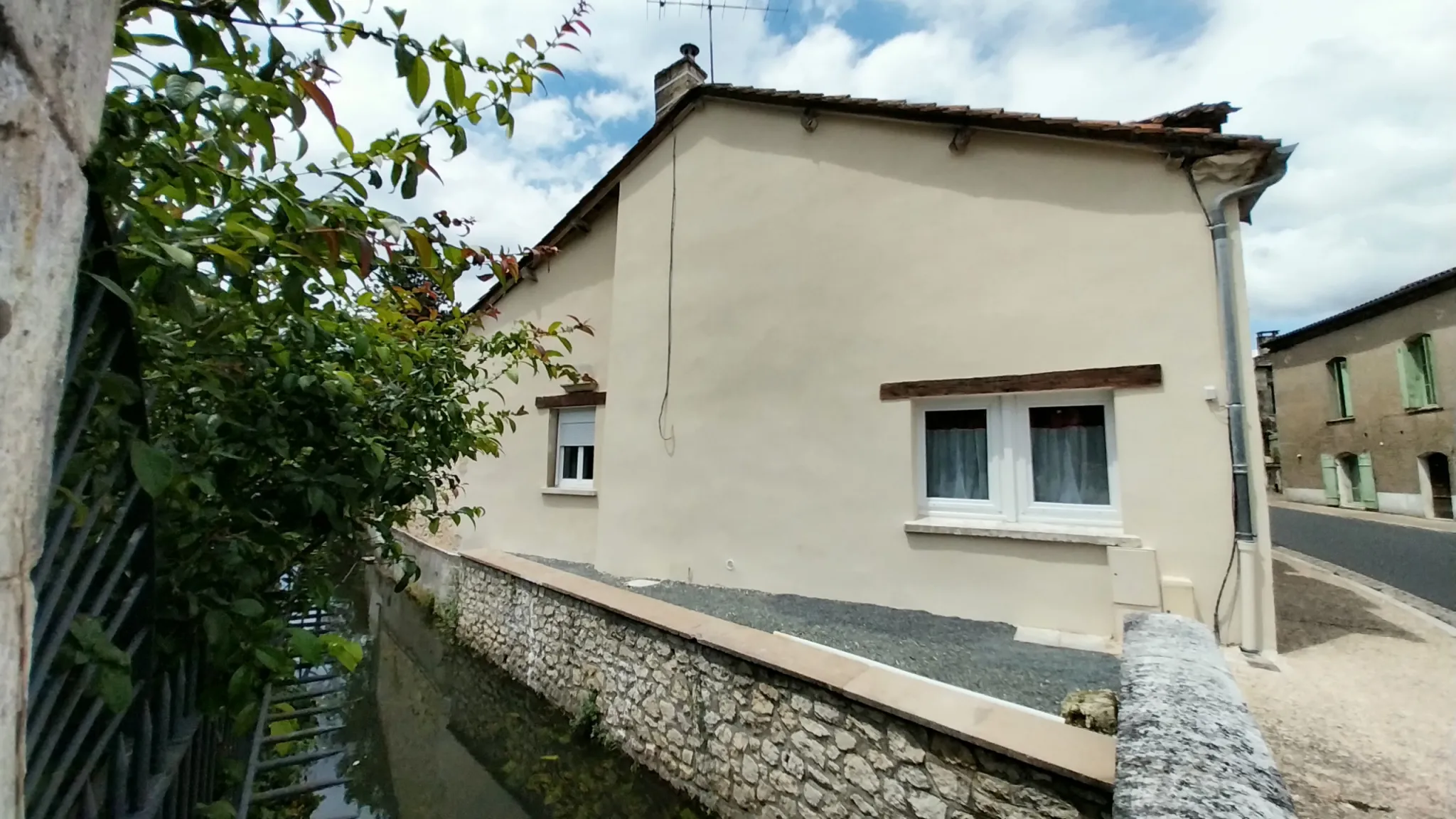 Maison en Pierres Rénovée à Chateau-l'évêque 