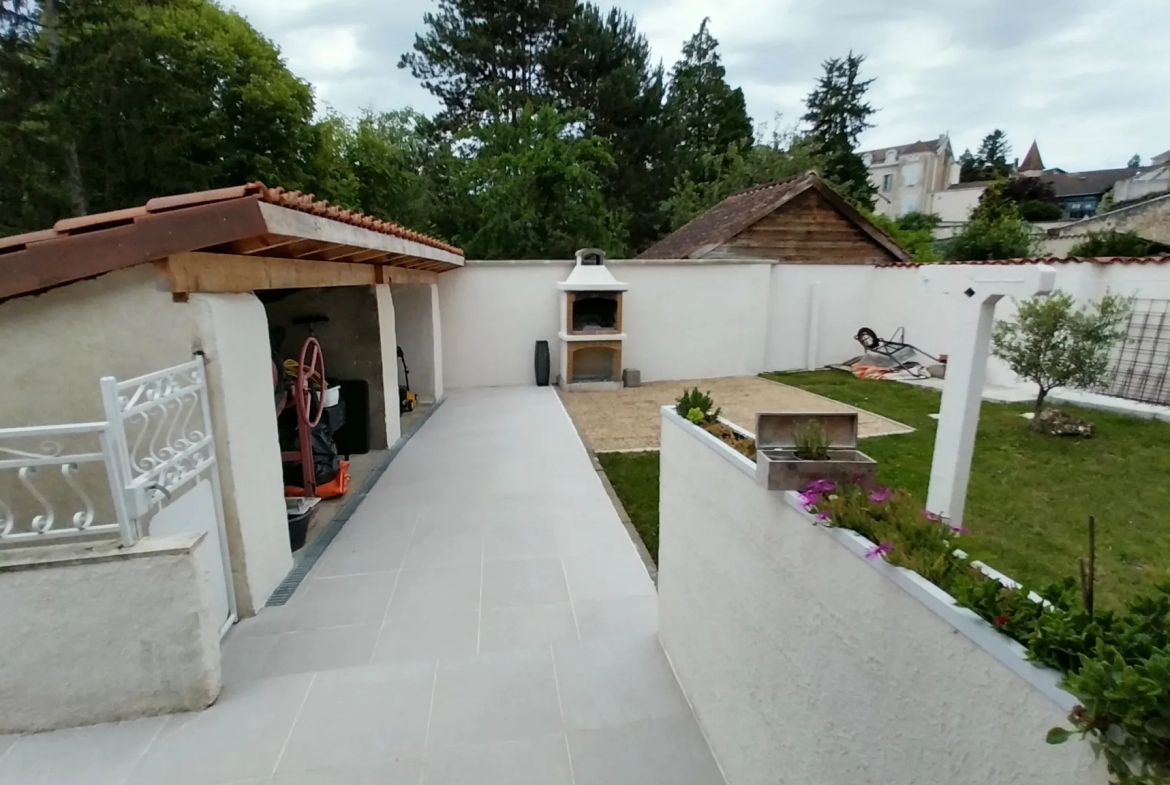 Maison en Pierres Rénovée à Chateau-l'évêque 