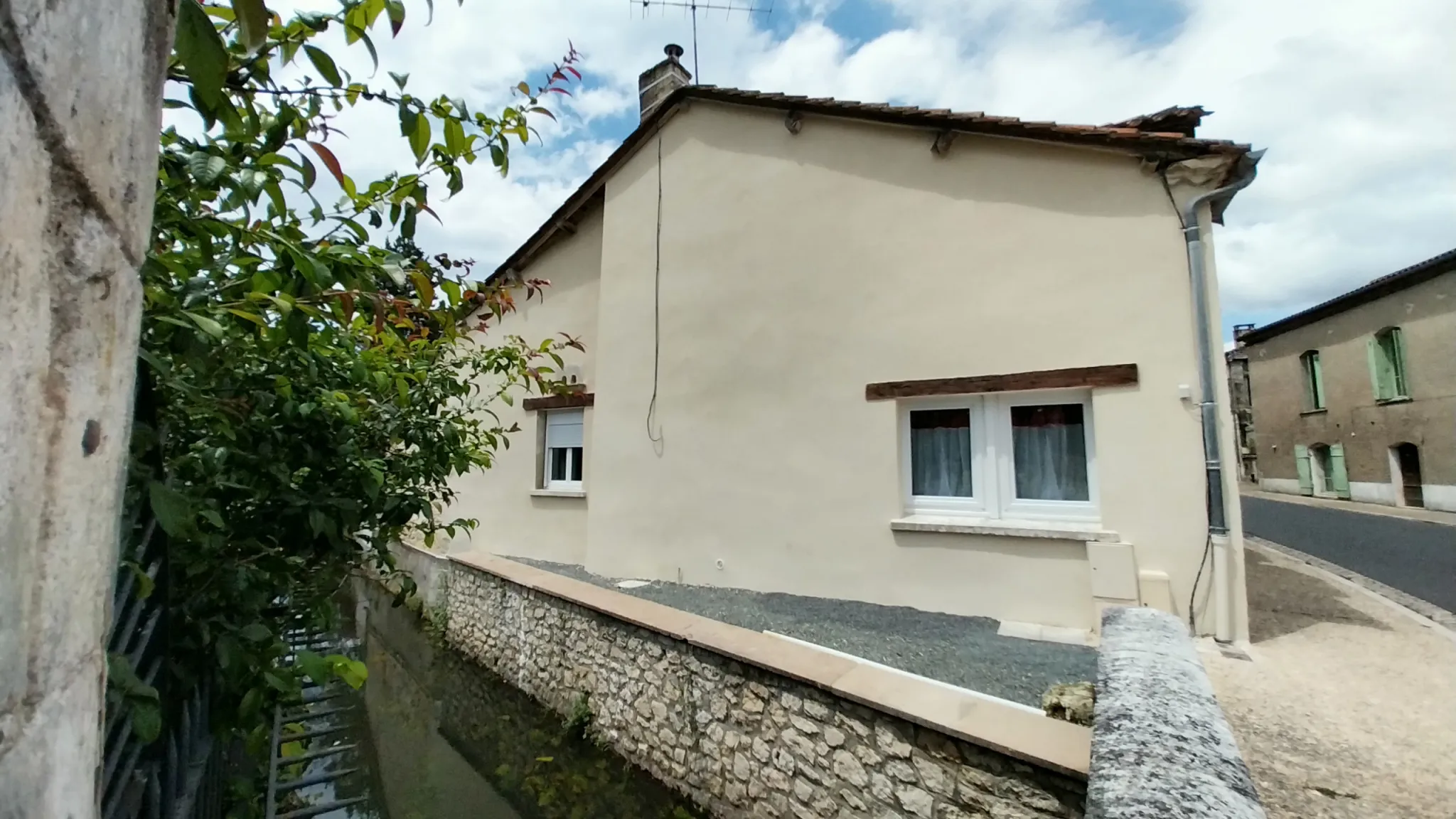 Maison en Pierres Rénovée à Chateau-l'évêque 