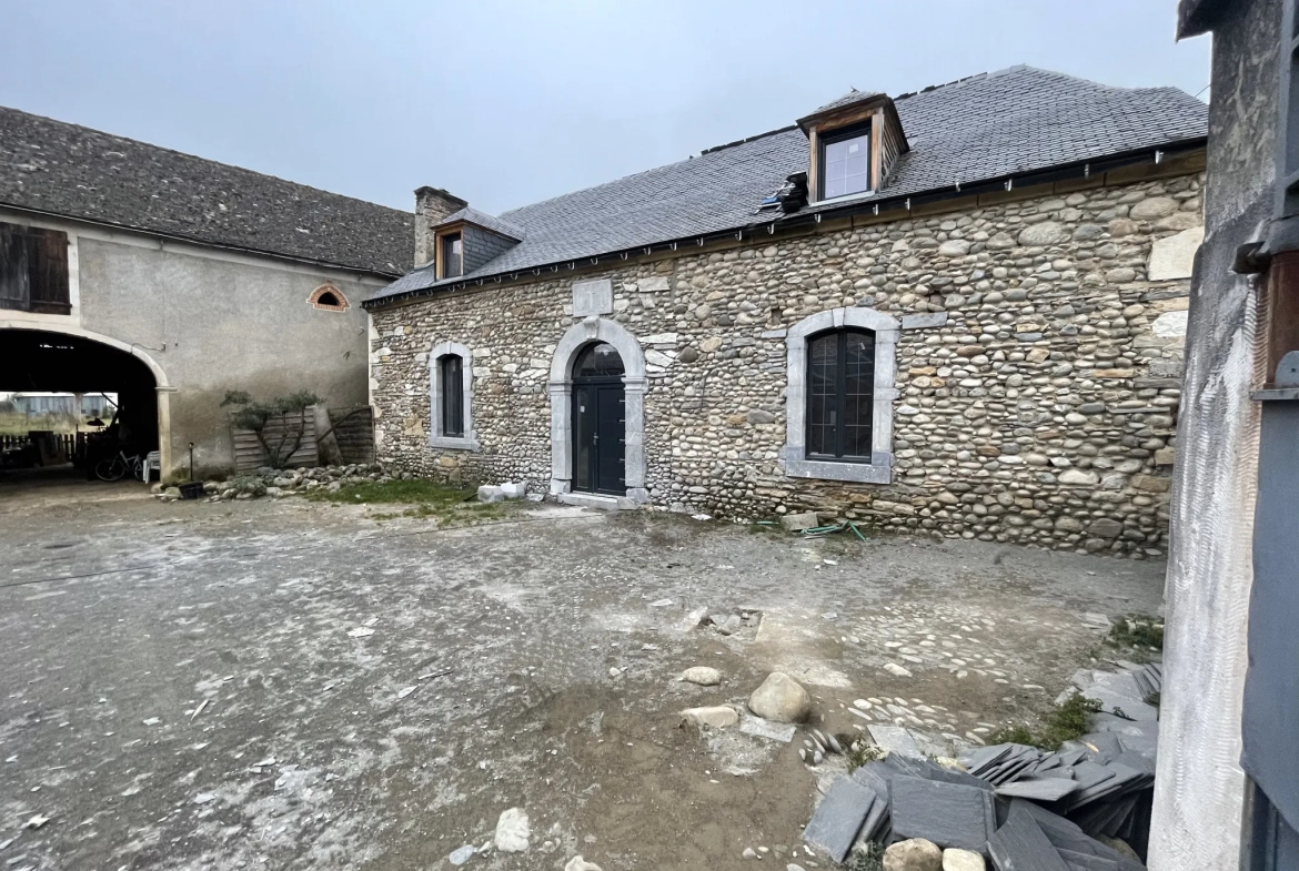 Ancienne Ferme en Pierre à Rénover avec Terrain - Bordères 