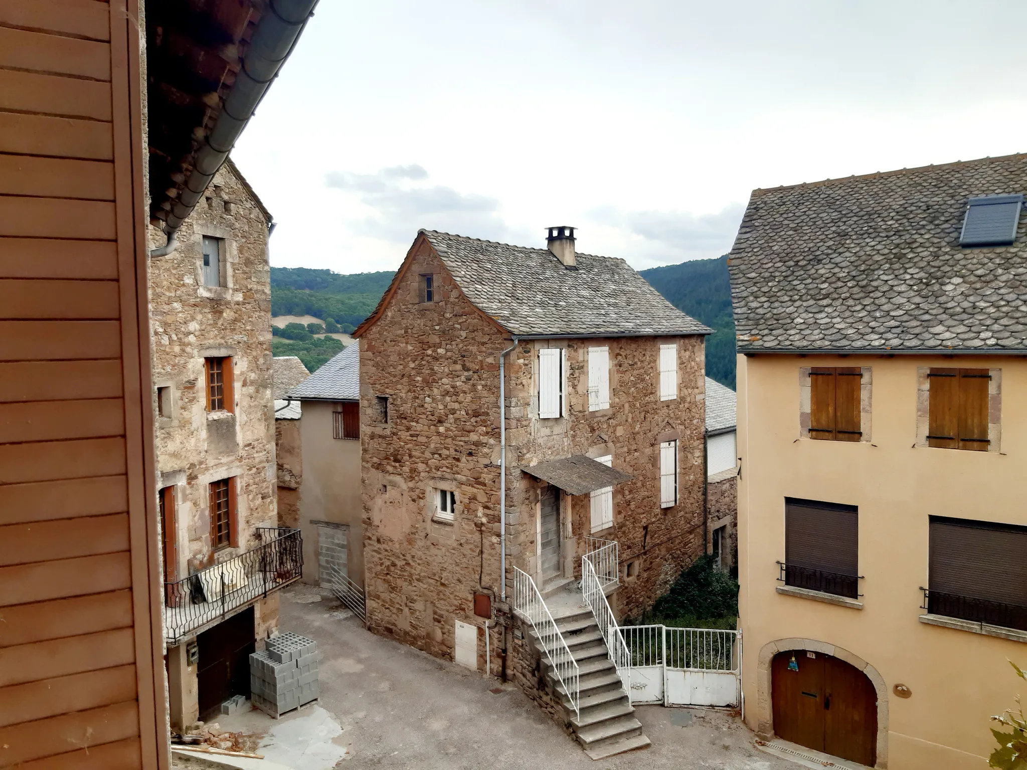 Maison de village dans un territoire naturel et préservé avec jardin de loisir 