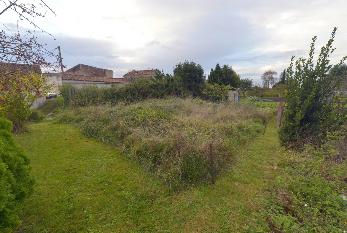 Maison rénovée à Le Gua avec cour et terrain non attenant 