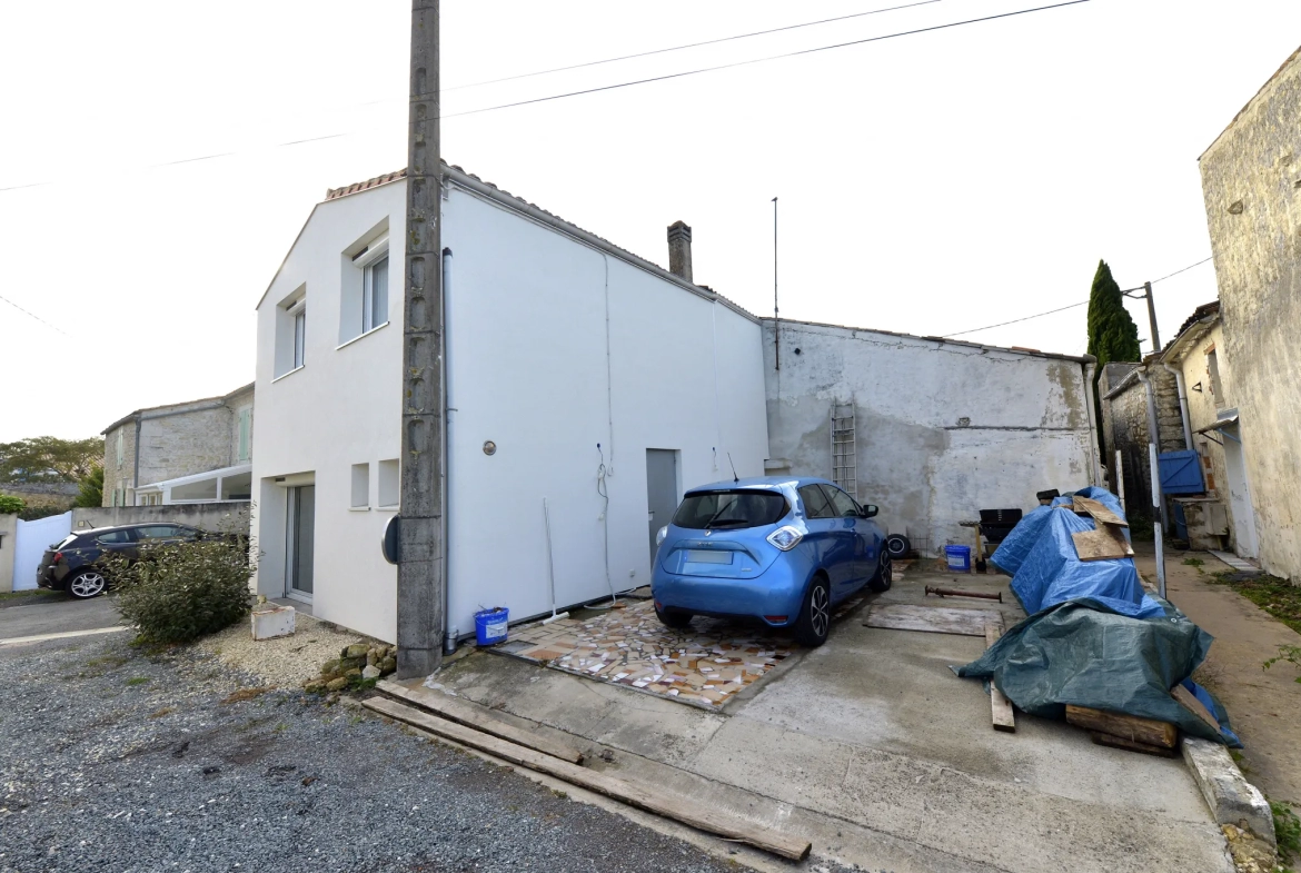 Maison rénovée à Le Gua avec cour et terrain non attenant 