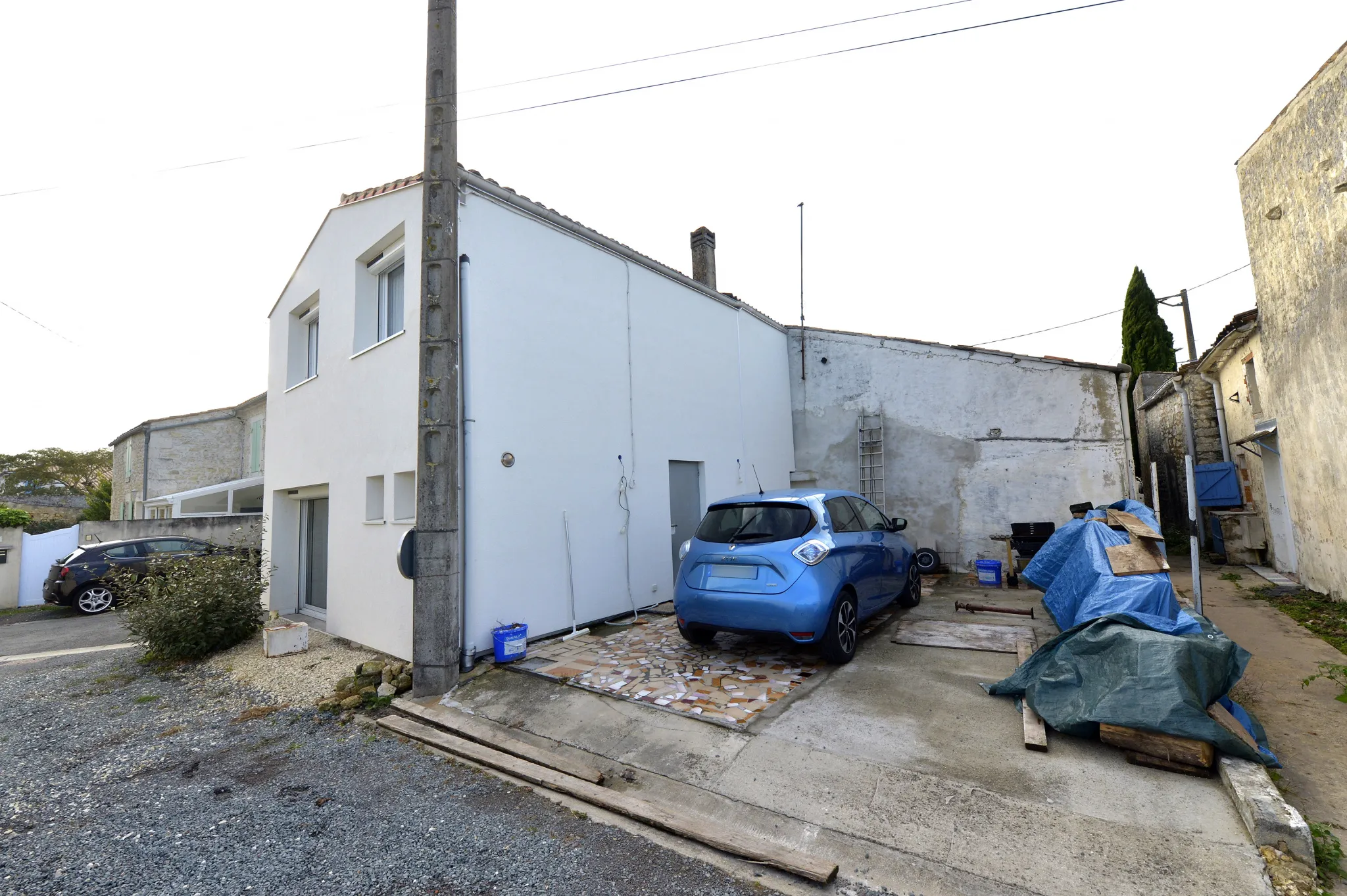 Maison rénovée à Le Gua avec cour et terrain non attenant 