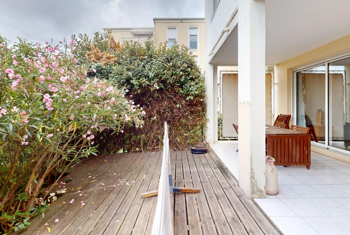 Appartement T3 en rez-de-jardin avec belle terrasse arborée à Alco 