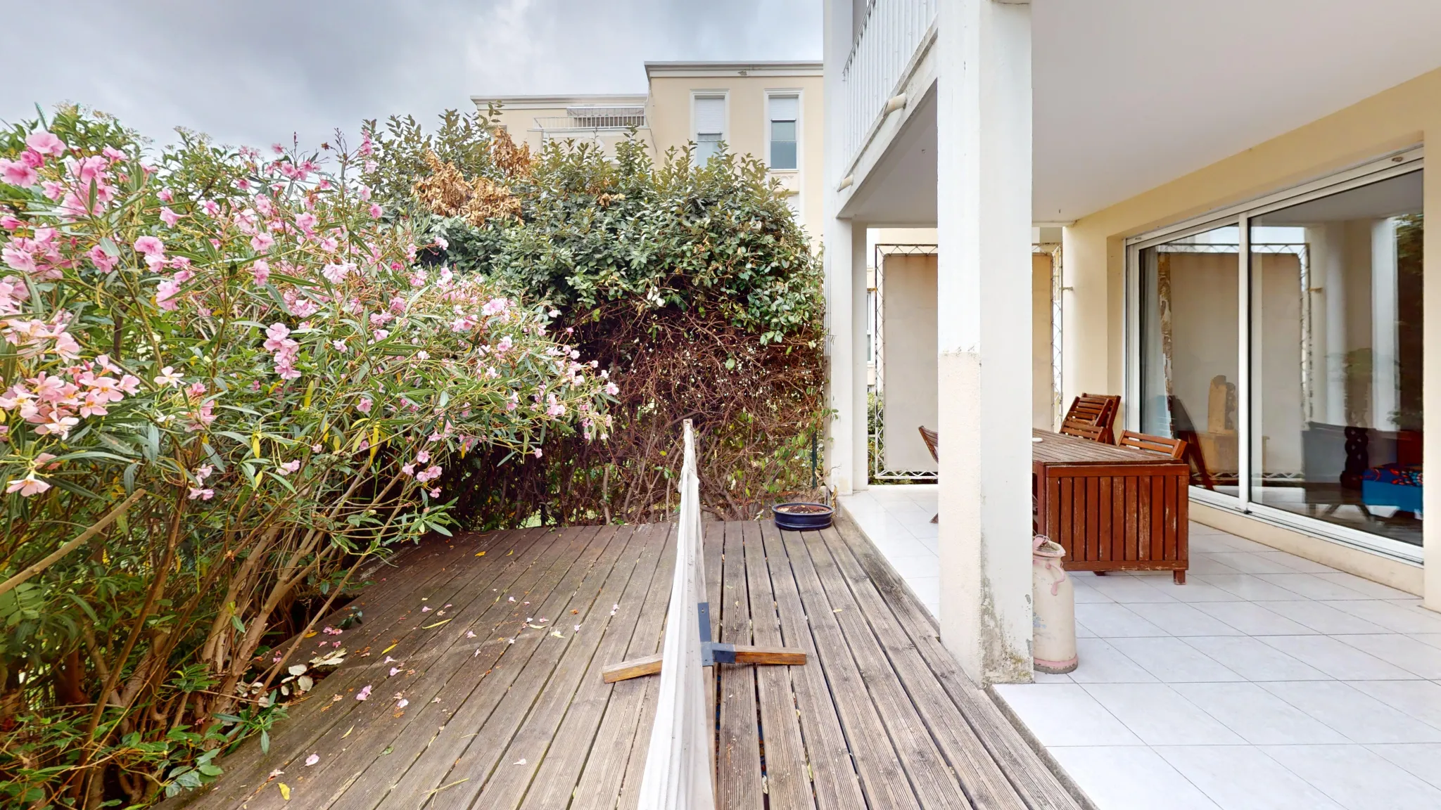 Appartement T3 en rez-de-jardin avec belle terrasse arborée à Alco 