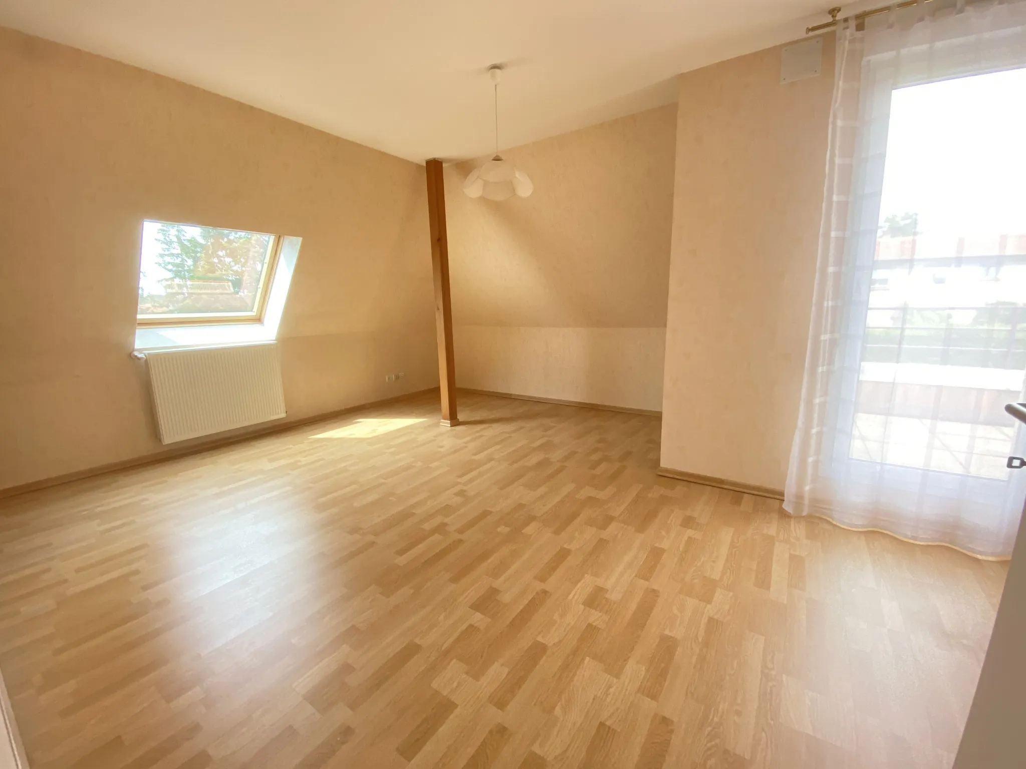 Appartement F2 68m2 hab. au dernier étage avec ascenseur, balcon et garage à Creutzwald 