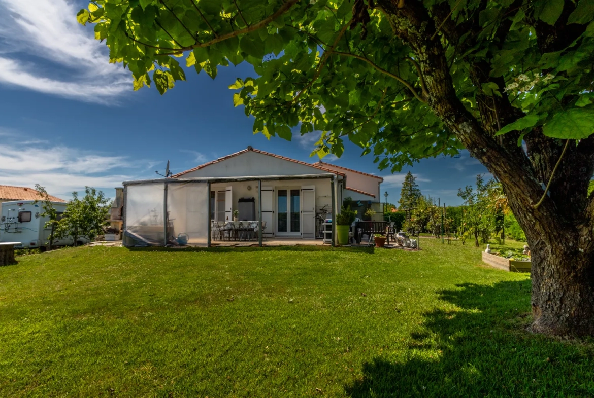 Maison 3 chambres, un T2 indépendant, beau jardin, carport à St-Georges-des-Coteaux 