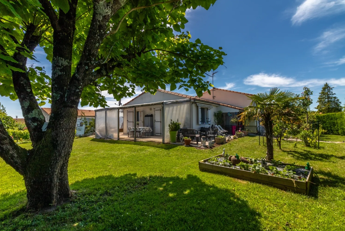 Maison 3 chambres, un T2 indépendant, beau jardin, carport à St-Georges-des-Coteaux 